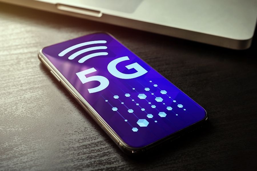 Advantages of a 5G Phone & a Blazing Fast Wireless Connection